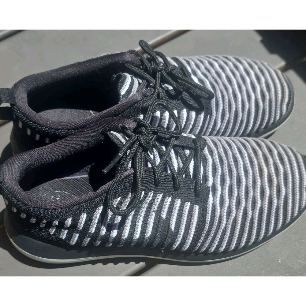 Nike Roshe Two Flyknit Women's Black White Striped Knit Sneakers Casual Size 7